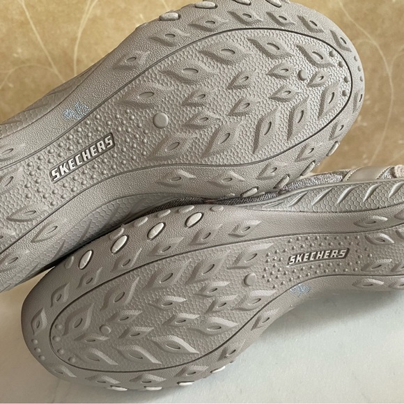 NWT - Women’s Skechers Relaxed Fit - Garden Joy - Picture 5 of 9